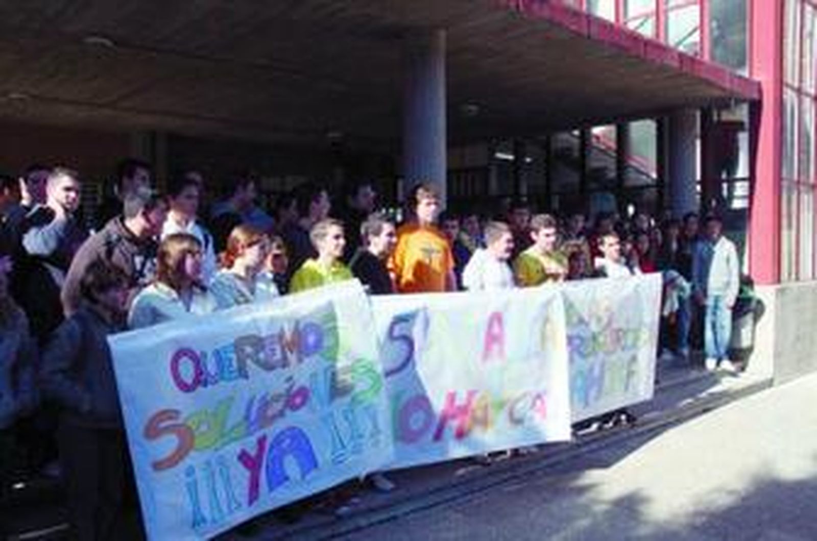 Los alumnos, a las puertas del instituto, exigen mejores equipamientos.
