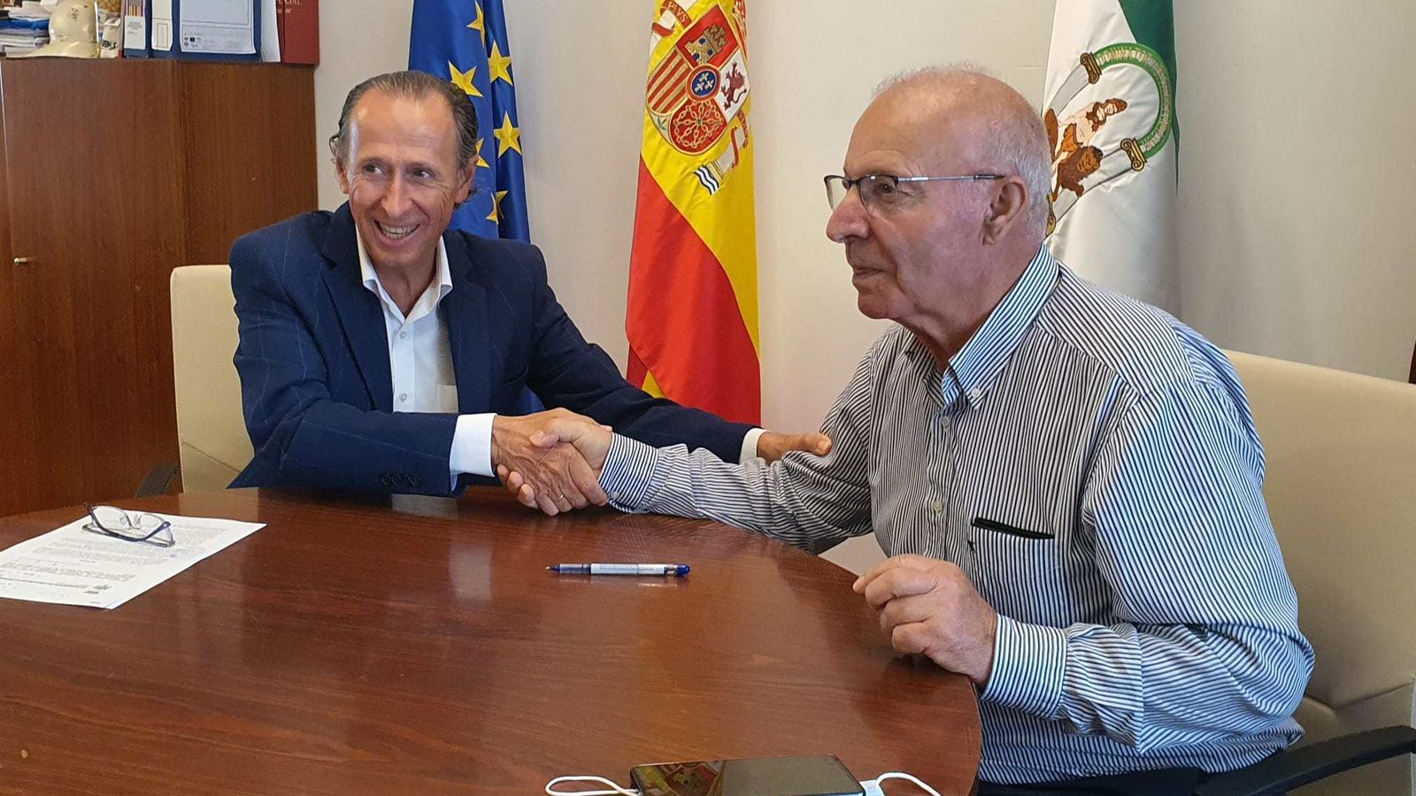 El alcalde de Chiclana, José María Román, y el representante de la Asociación de Bodegas de Vinos de Chiclana Padre Salado, Manuel Manzano,