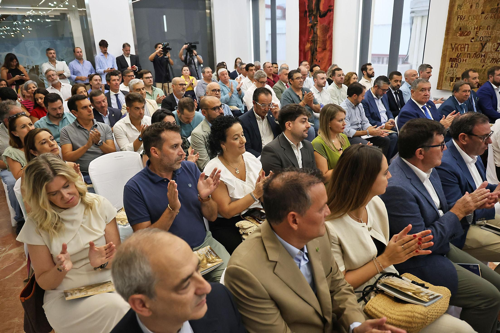 Imágenes de presentación de la guía de la Procesión Magna Mariana 2025 de Huelva Información