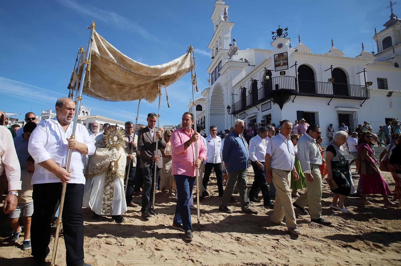 Imágenes de la procesión eucarística y solemne Función del Voto en El Rocío Chico