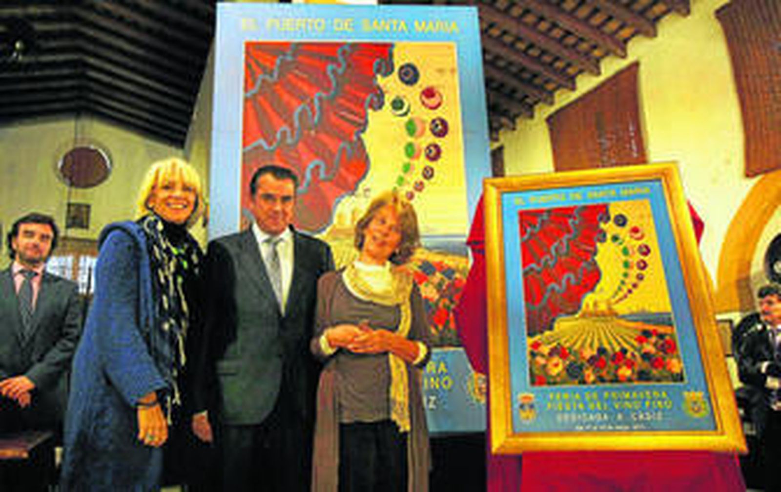 Los alcaldes de El Puerto y Cádiz, Enrique Moresco y Teófila Martínez, con  la autora del cartel y el concejal de Fiestas.
