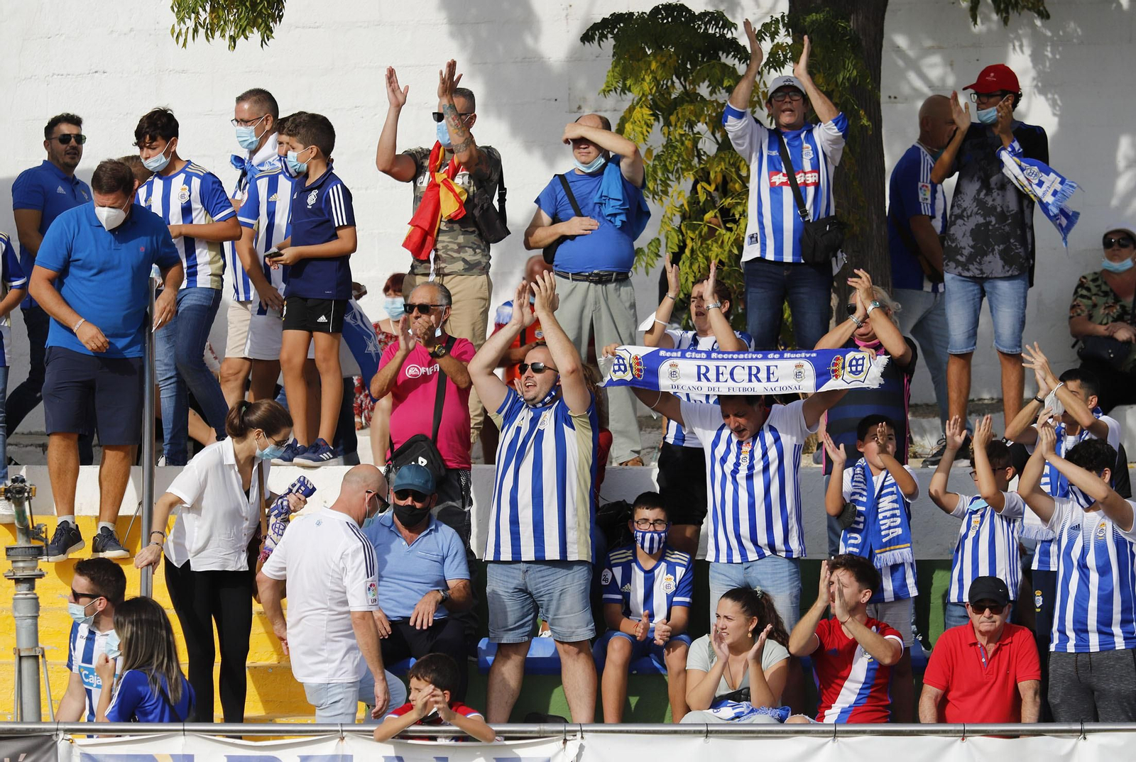 Imágenes de la afición del Recreativo de Huelva en Conil Imágenes de la afición del Recreativo de Huelva en Conil