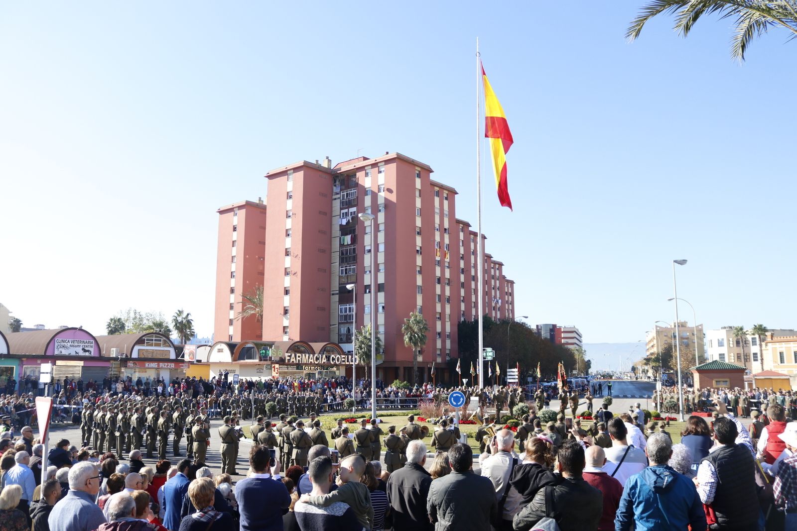 La bandera ya izada en la rotonda de Carlos III