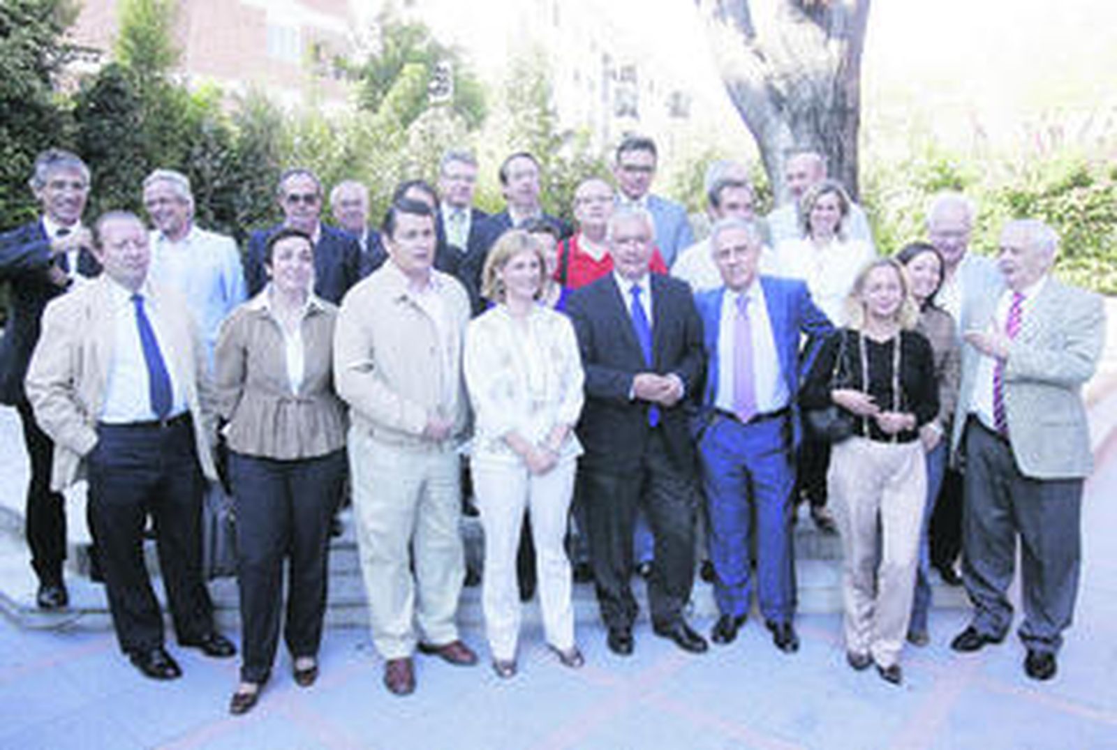Javier Arenas posa con los miembros del Consejo Asesor del PP andaluz, ayer en Jerez.