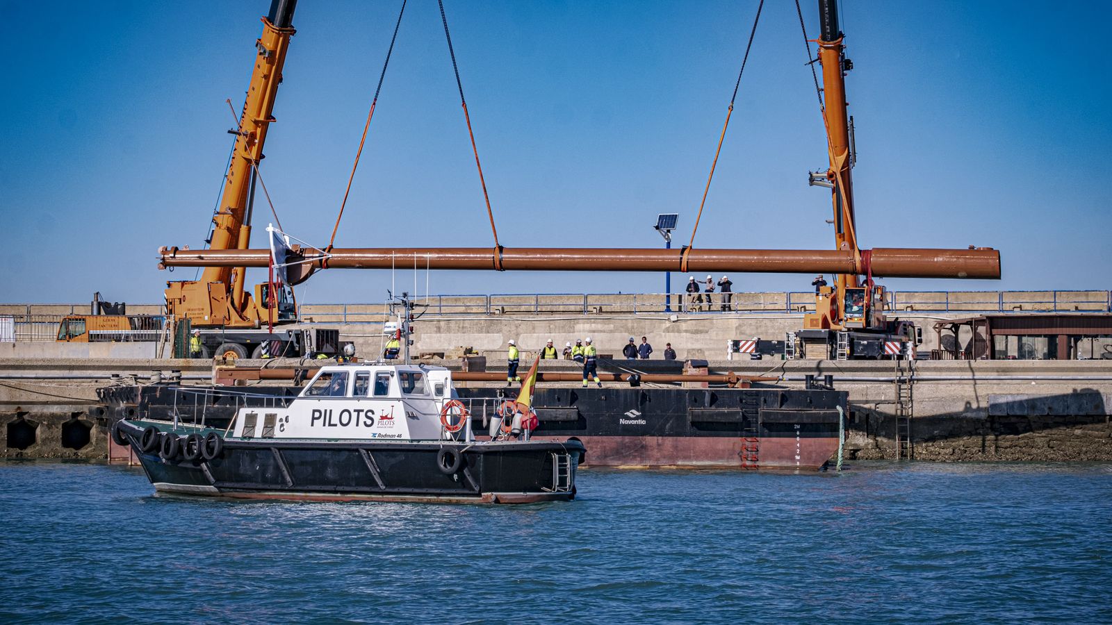 Las imágenes del  traslado por mar del mástil del buque escuela Juan Sebastian Elcano a la Punta de San Felipe