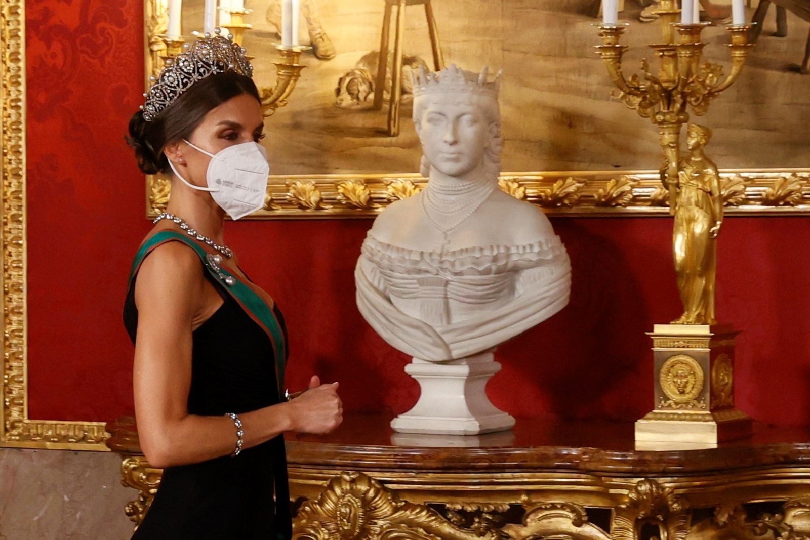 La Reina con una espléndida figura con su vestido