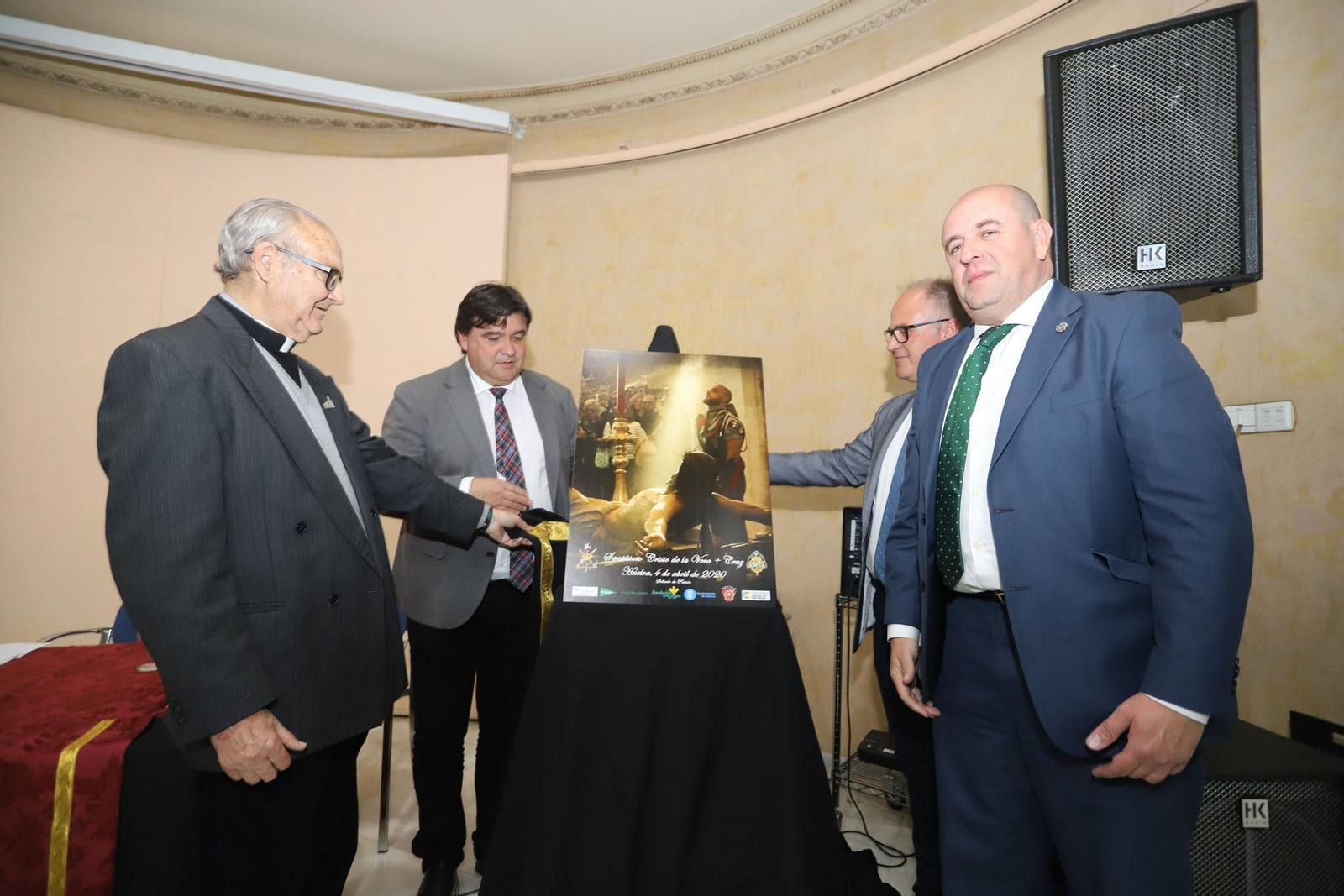 Momento en el que se dio a conocer el cartel anunciador de la salida del Cristo de la Vera Cruz en 2020.