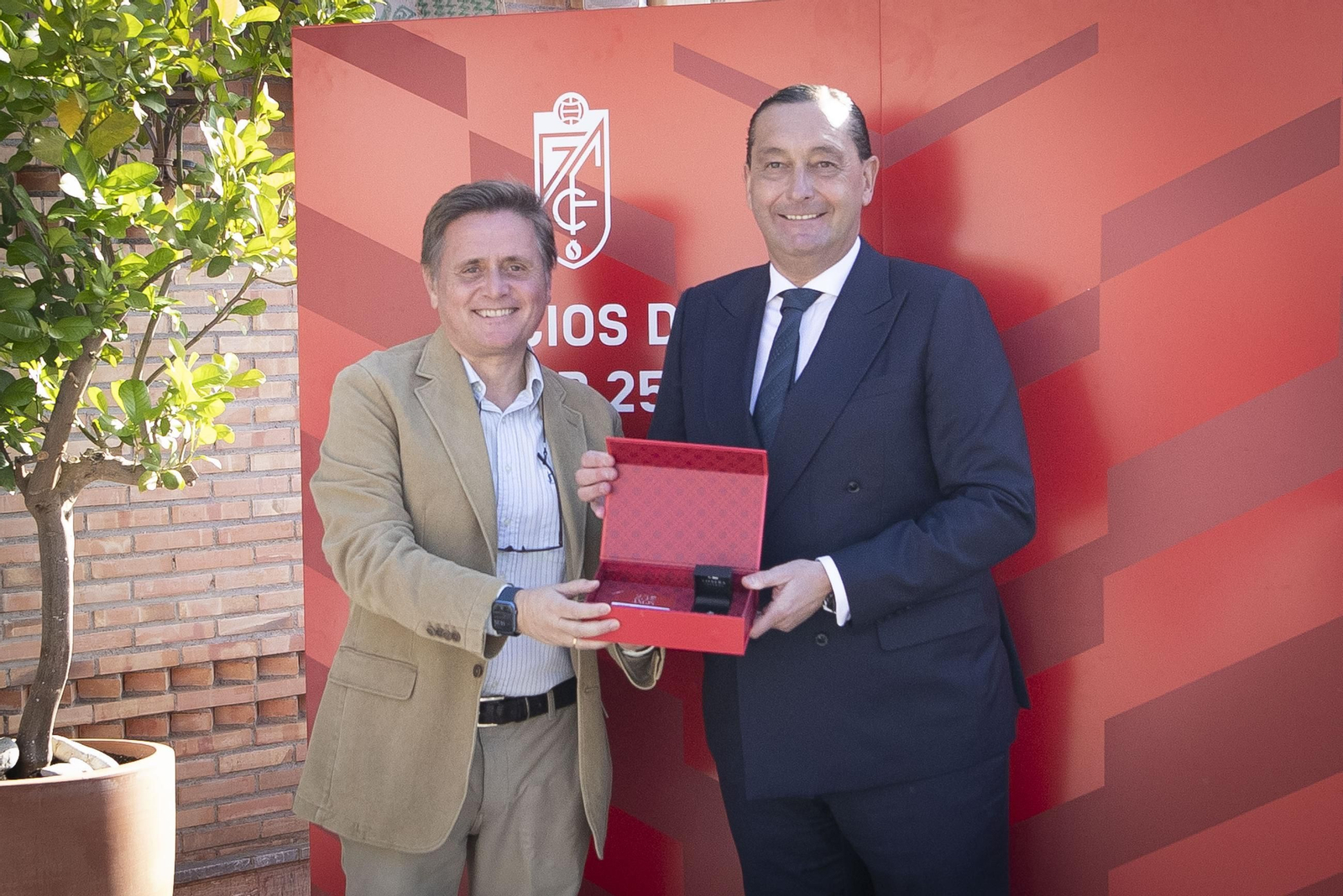 La entrega de insignias del Granada a sus abonados, en imágenes