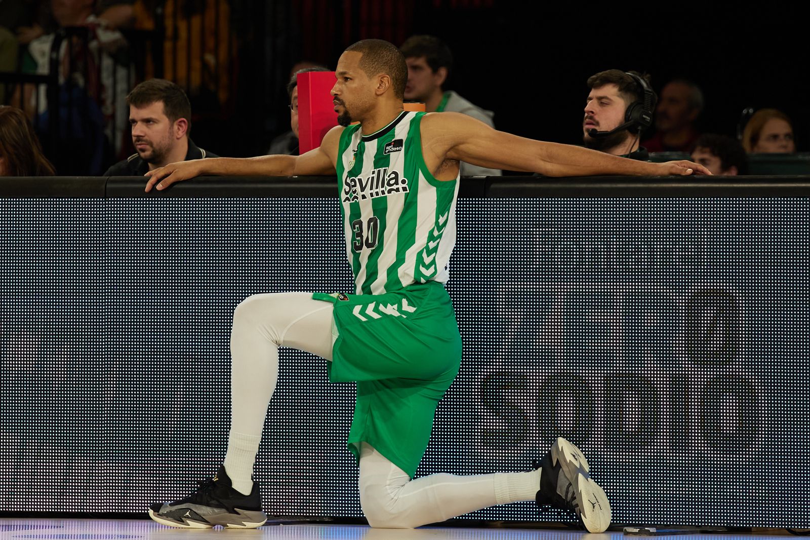 Báez calienta durante un partido en San Pablo con el Betis Baloncesto.