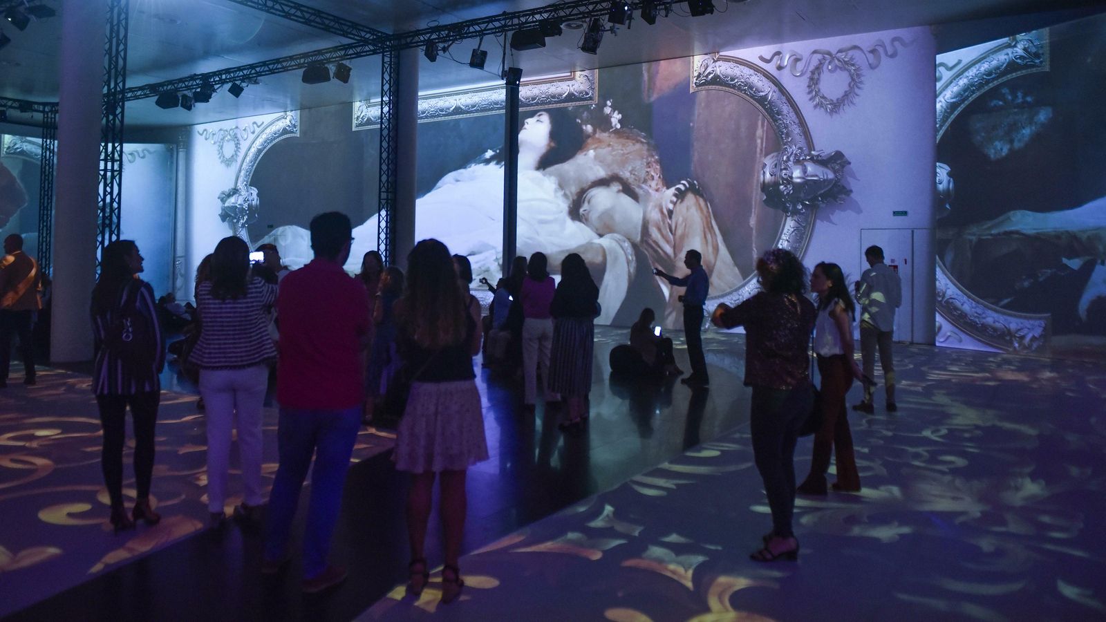 Asistentes a la inauguración de la exposición 'El Oro de Klimt', en el Pabellón de la Navegación.