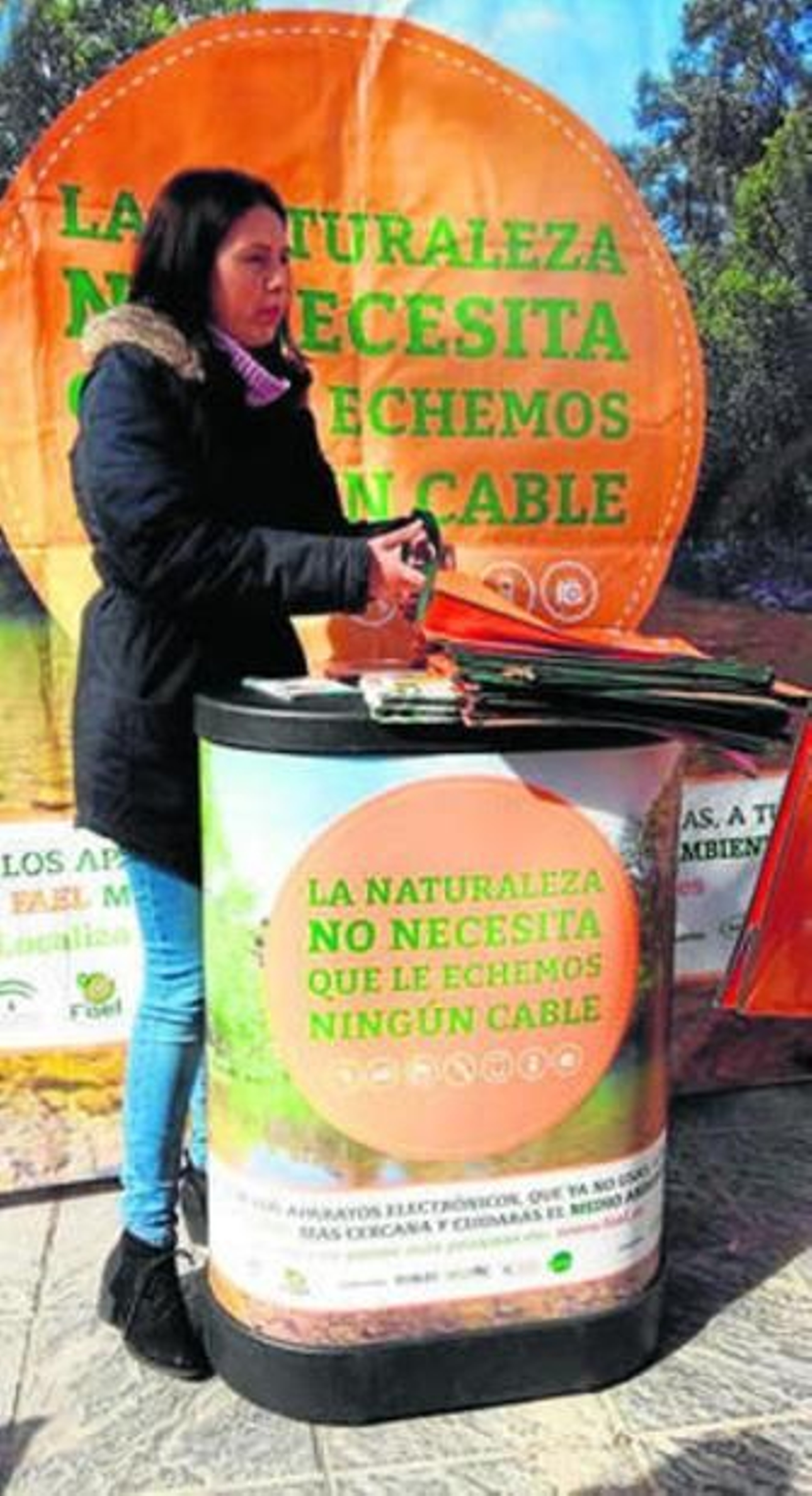 Estand de la campaña de recogida de pequeños aparatos eléctricos.