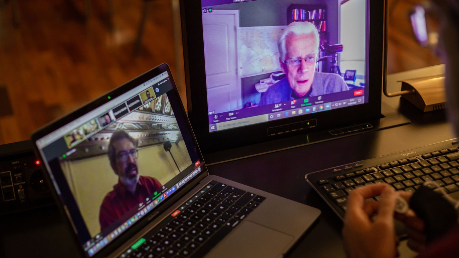 Bill Nichols y Domingo Sánchez-Mesa, director de ASETEL, conectados gracias al uso de las multiplataformas