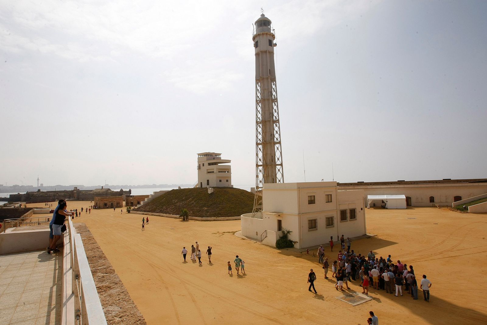 Guía de los faros que iluminan la costa de Cádiz