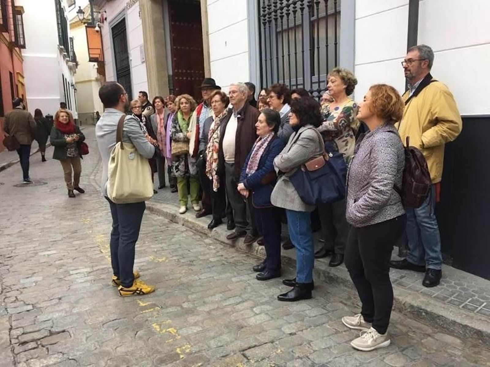 Participantes en la ruta de Sevilla a la Carta 'Santa Cruz Inventado'.