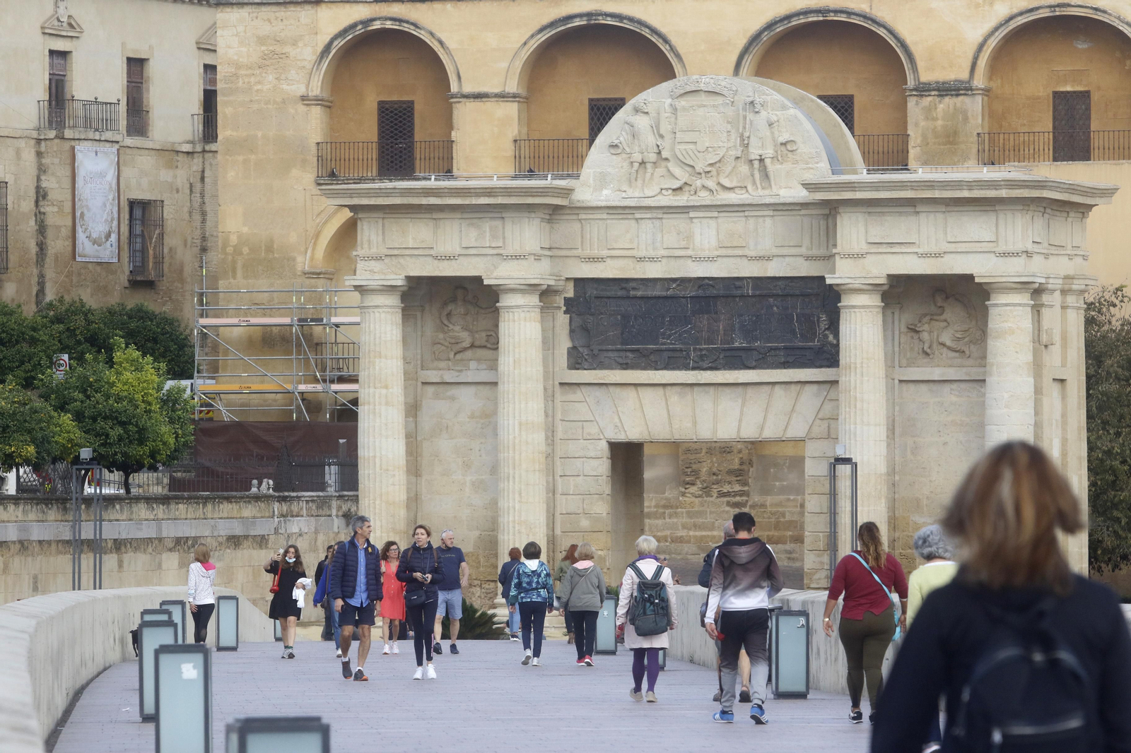 Gente paseando por el Puente Romano.