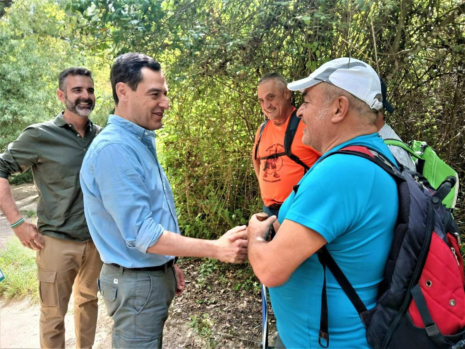 Juanma Moreno en el sendero del río Majaceite