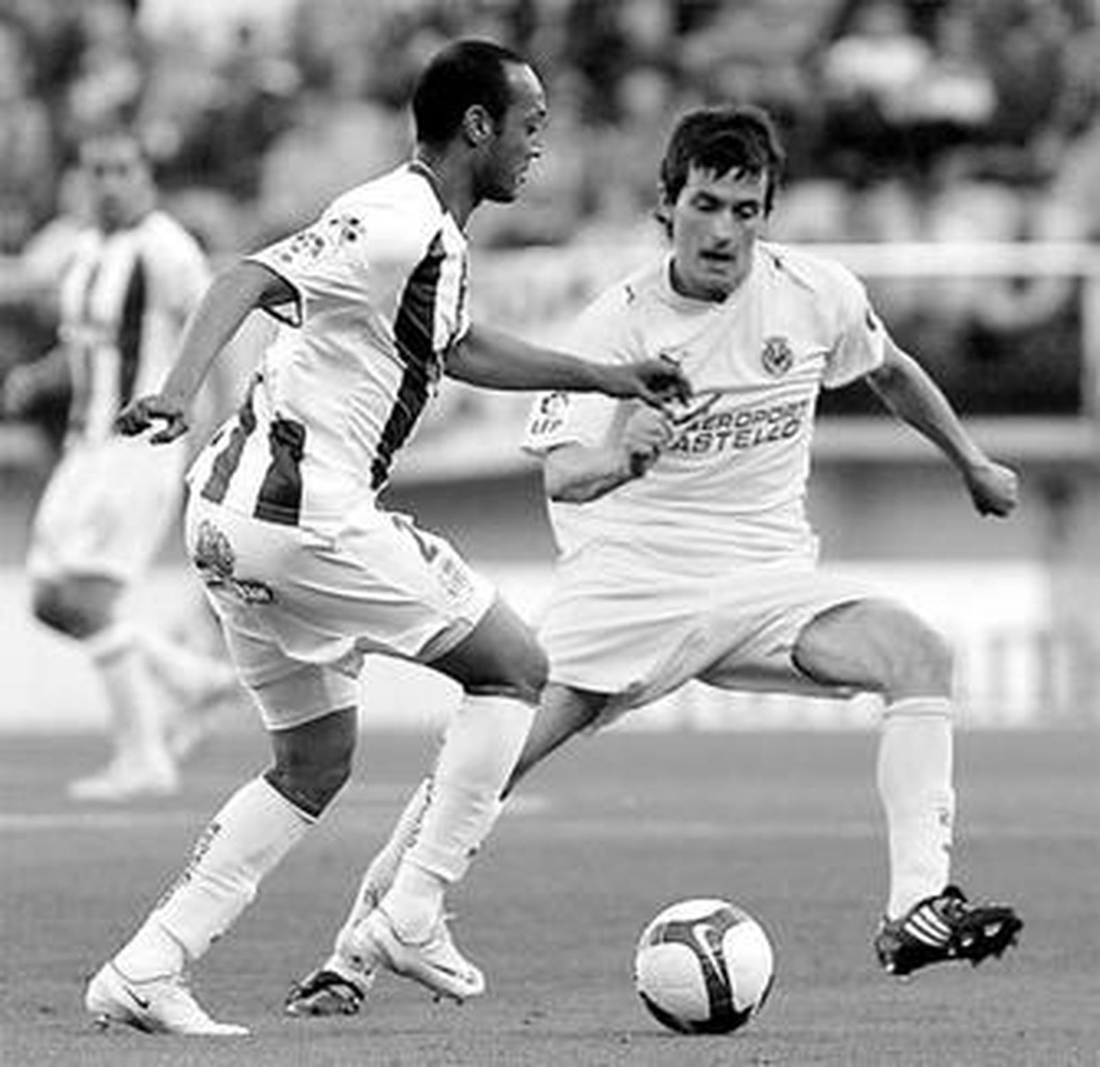 Morris intenta sacar el balón ante la presión de Llorente.