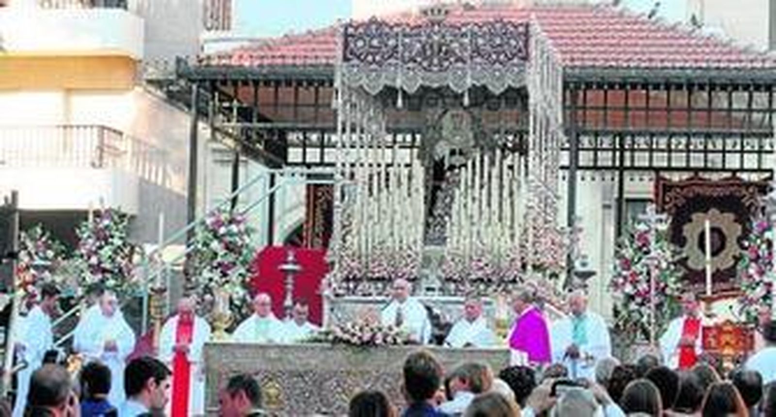 Aspecto del altar de la coronación en la Plaza de las Monjas con el obispo, los sacerdotes concelebrantes y diácono.