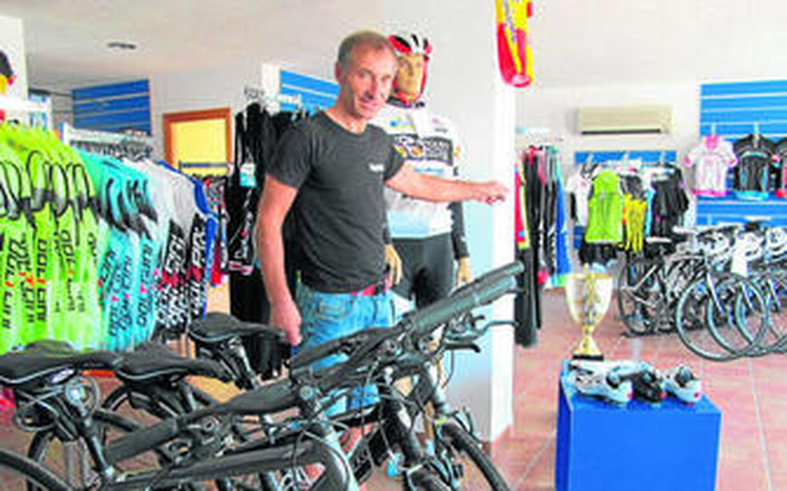 José Cano señala algunos de los maillots que él mismo diseña.