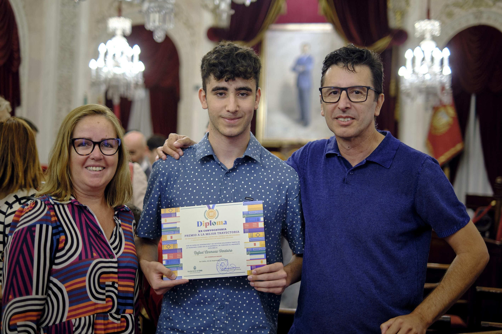 Rafael Carmona Vendoiro, del IES Cornelio Balbo, posa con sus padres en el salón de plenos, una vez finalizado el acto.