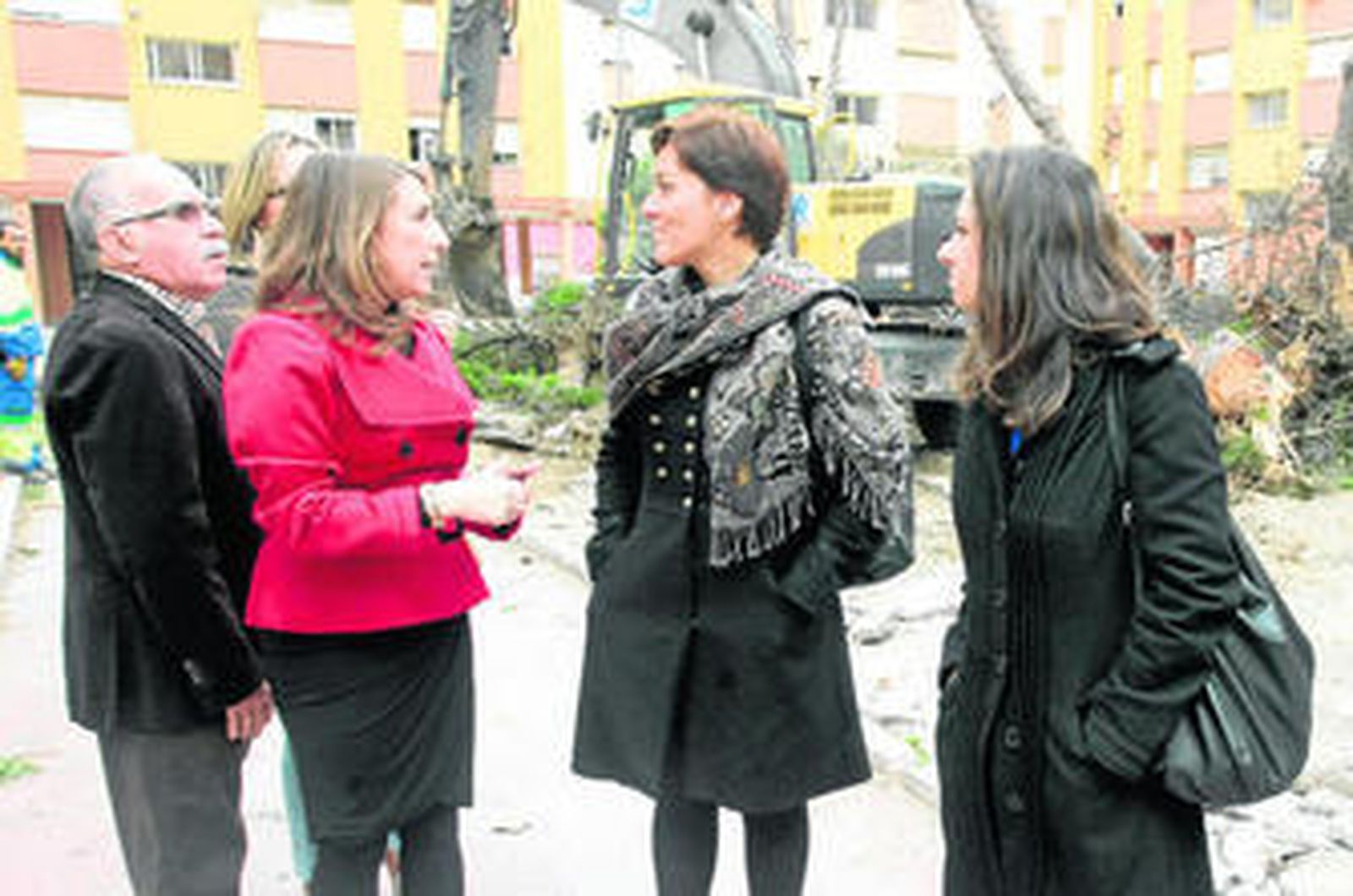 Luis Lobato, Inmaculada Olivero, Gemma Araujo y Aurora Camacho, en el lugar donde se llevan a cabo las obras.