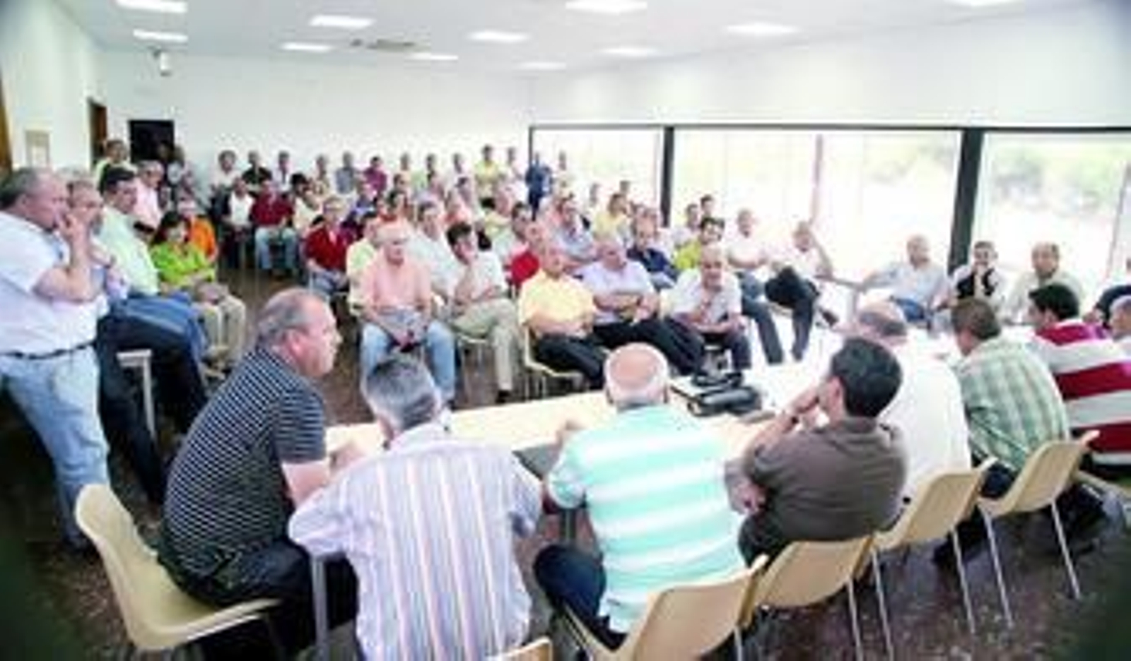 Los trabajadores se reunieron ayer en la asamblea.