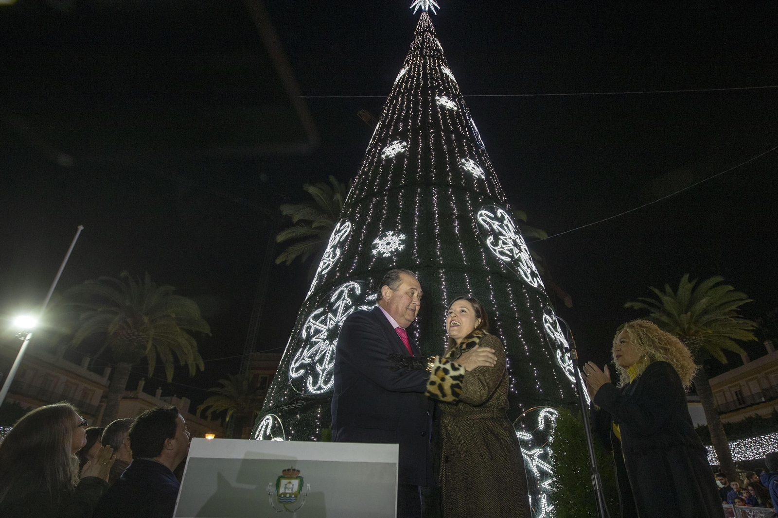Las luces de Navidad iluminan ya San Fernando
