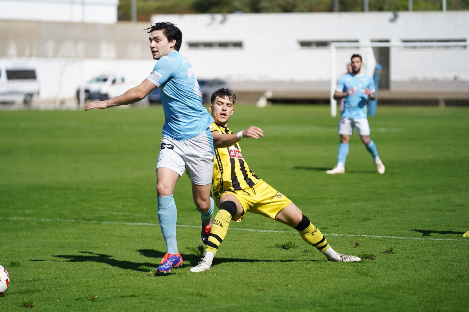 Moyano (Ciudad de Lucena) esquiva la entrada de un jugador del San Roque de Lepe. Moyano (Ciudad de Lucena) esquiva la entrada de un jugador del San Roque de Lepe.