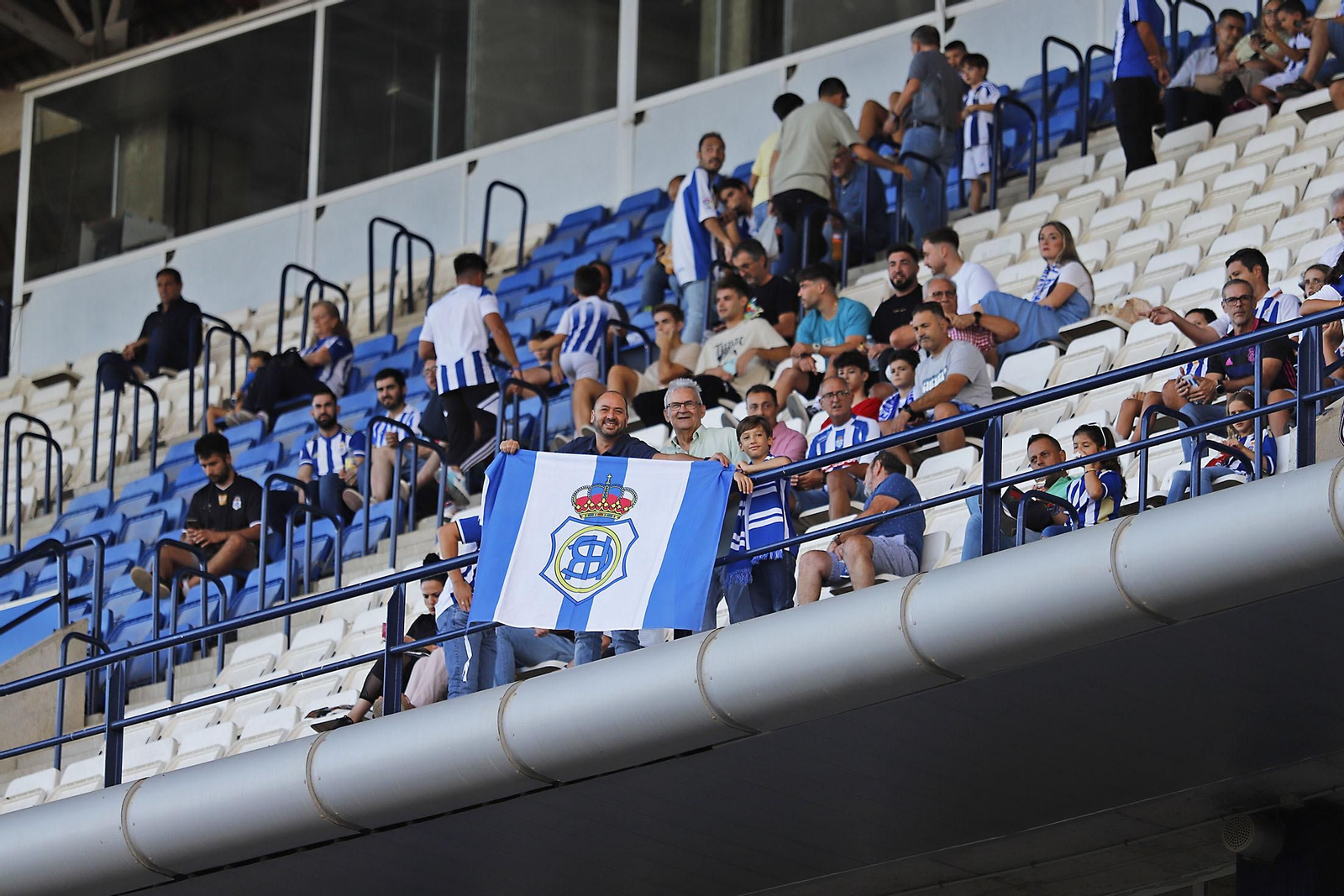 Imágenes del ambiente en el Recreativo de Huelva y Antequera CF