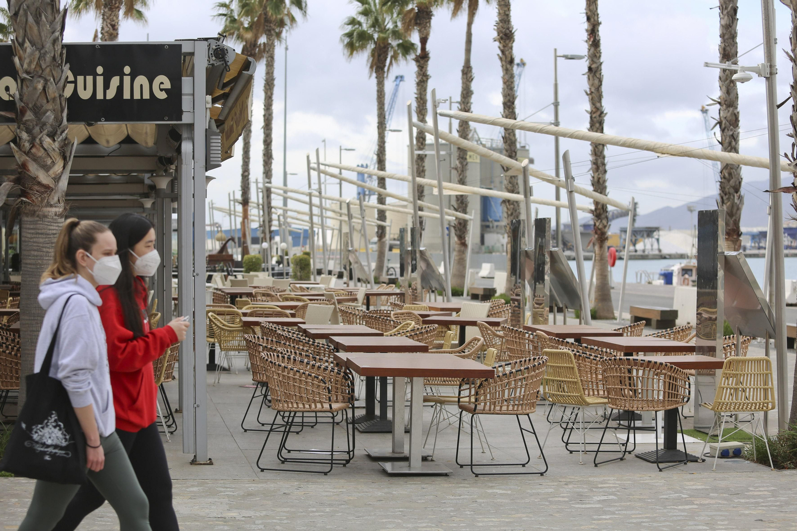 El Muelle Uno tras la primera semana de cierre de comercio y hostelería en Málaga capital