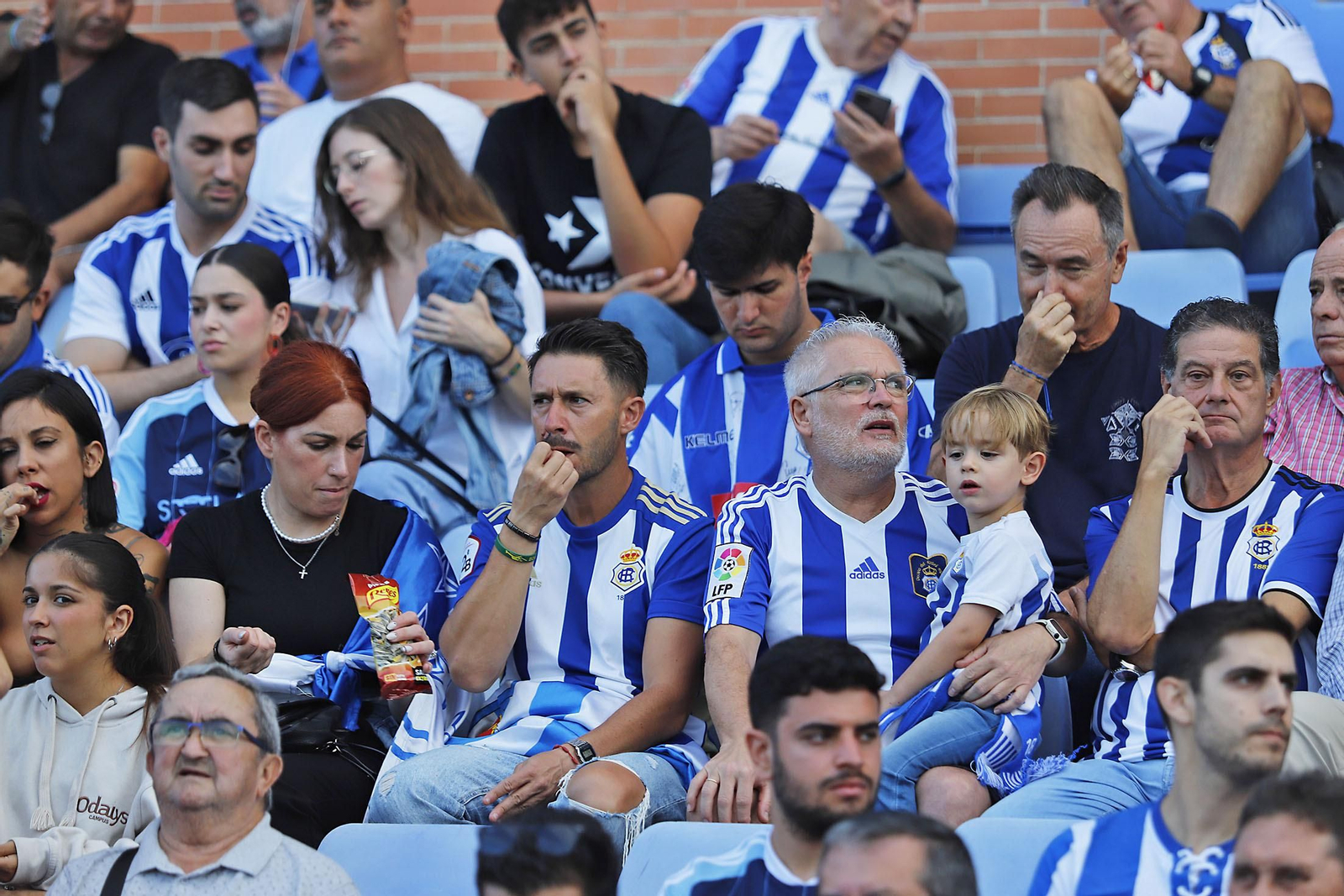 Imágenes del ambiente en el Recreativo de Huelva y Antequera CF