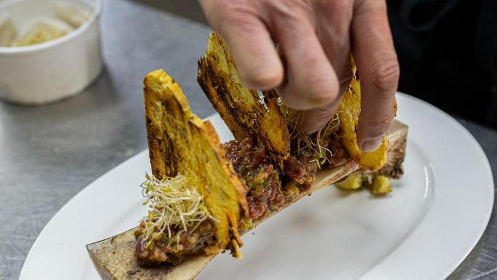 Tuétano asado con tartar de vaca de El Caballo Rojo Tuétano asado con tartar de vaca de El Caballo Rojo