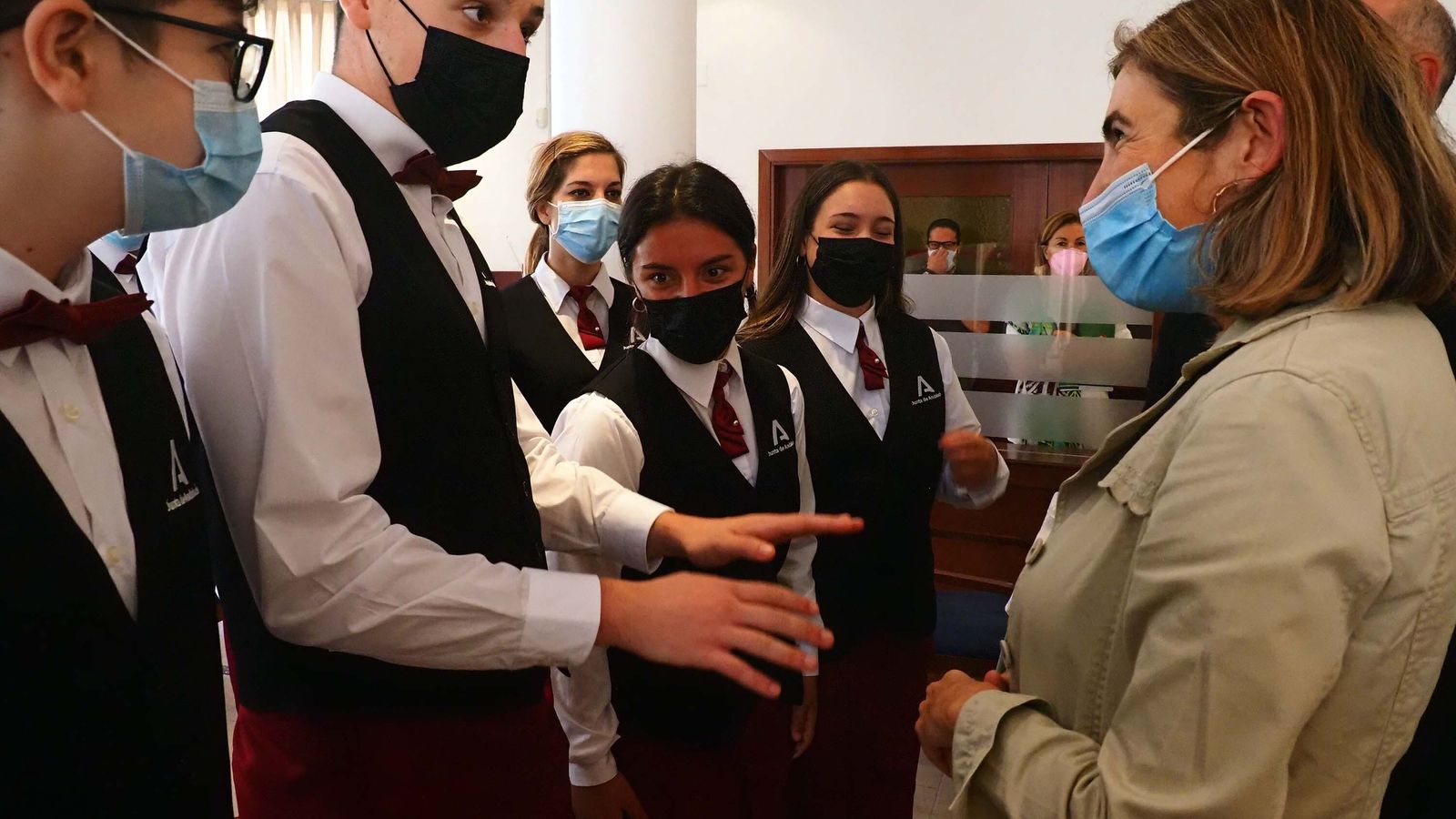Rocío Blanco conversa con algunos alumnos de la Escuela que reiniciaron ayer su actividad docente