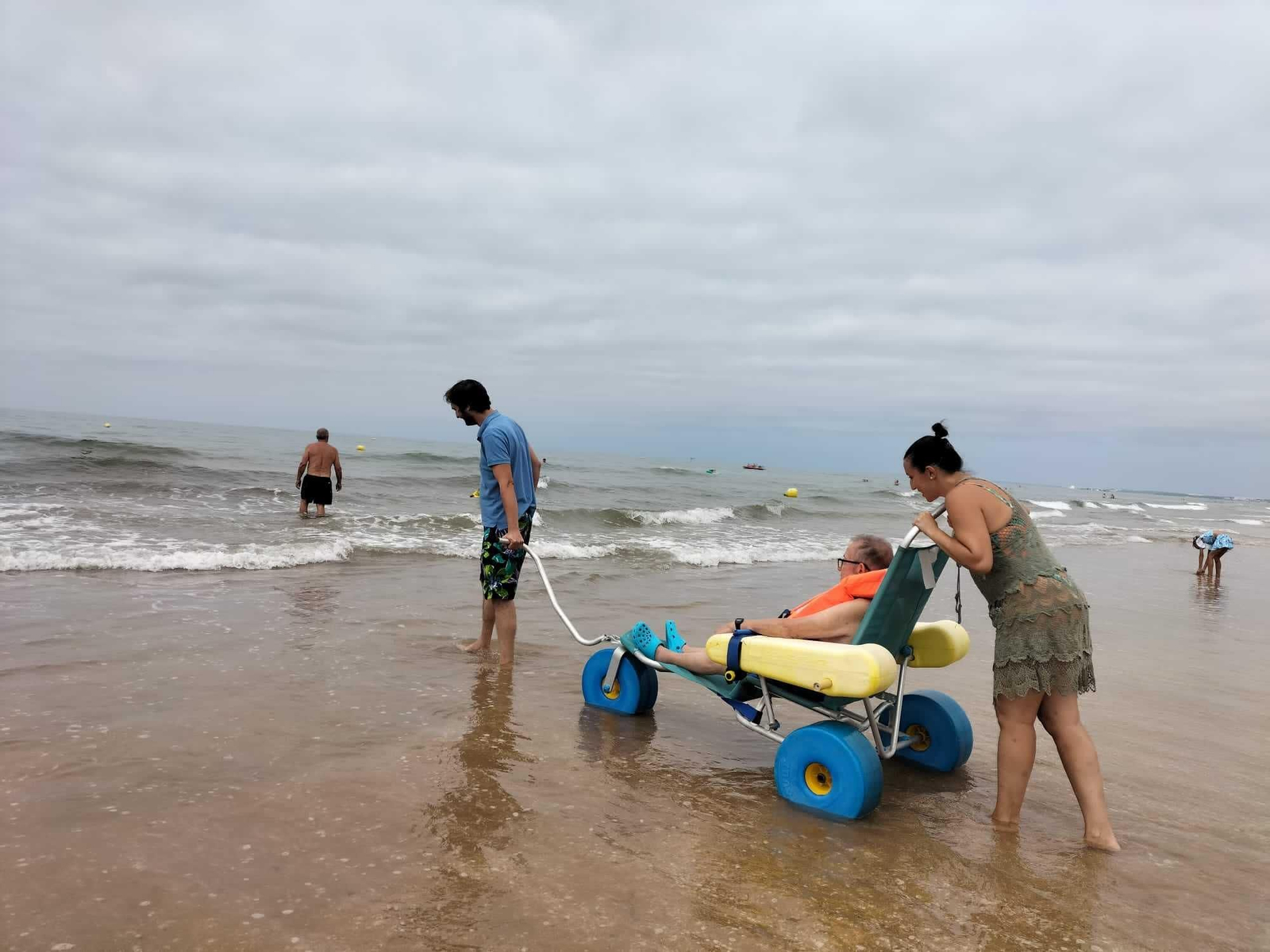 Un usuario se baña en la playa de Punta Umbría gracias a las sillas anfibuggy