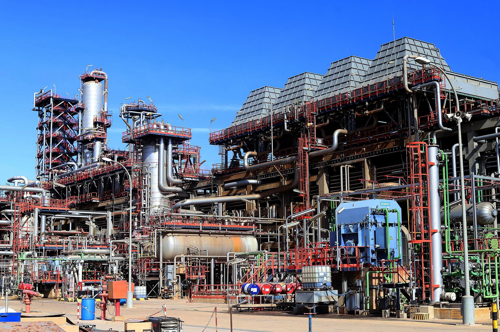 Cepsa fabrica combustible sostenible en el polo energético de La Rábida (Huelva) a partir de huesos de aceituna y otros residuos vegetales, en imágenes