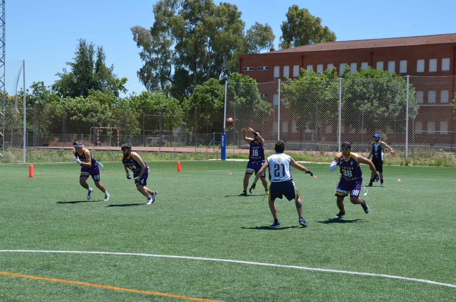 El equipo de Flag Open de Sevilla Linces durante un partido.