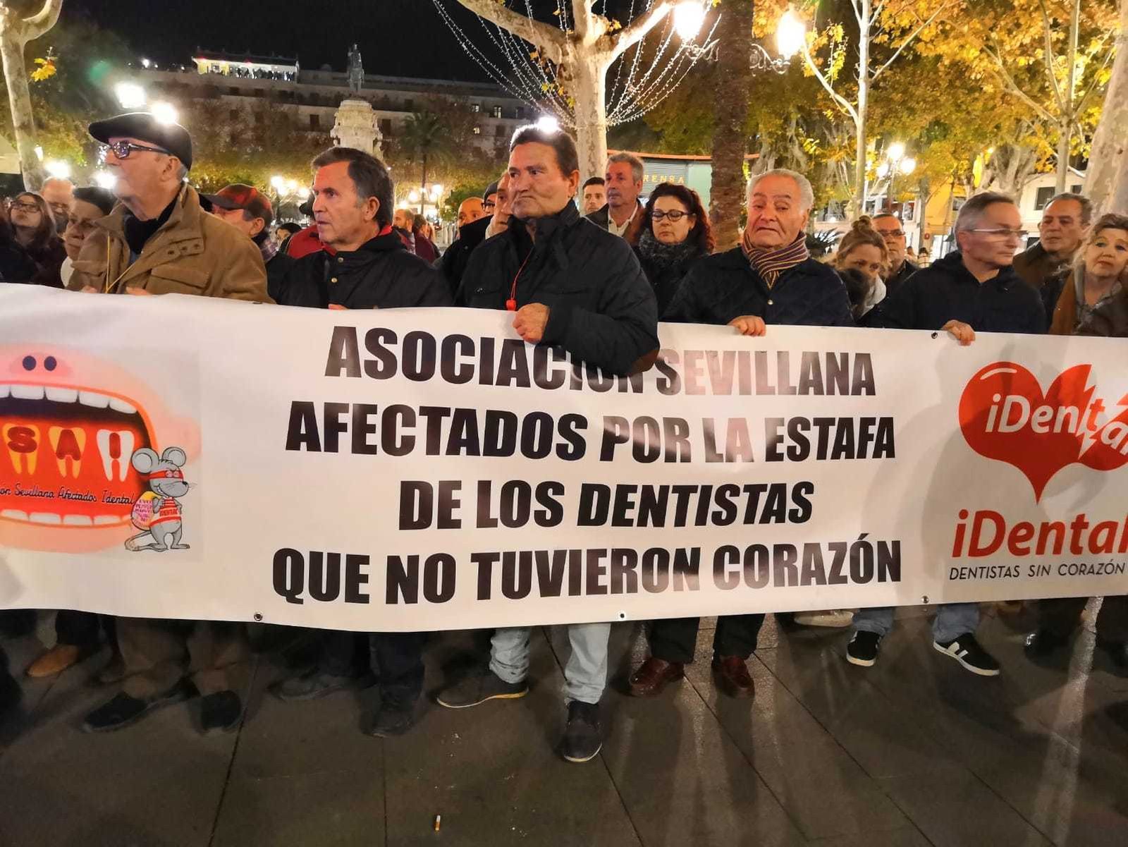 Protesta de afectados por Idental en Sevilla, el pasado sábado.