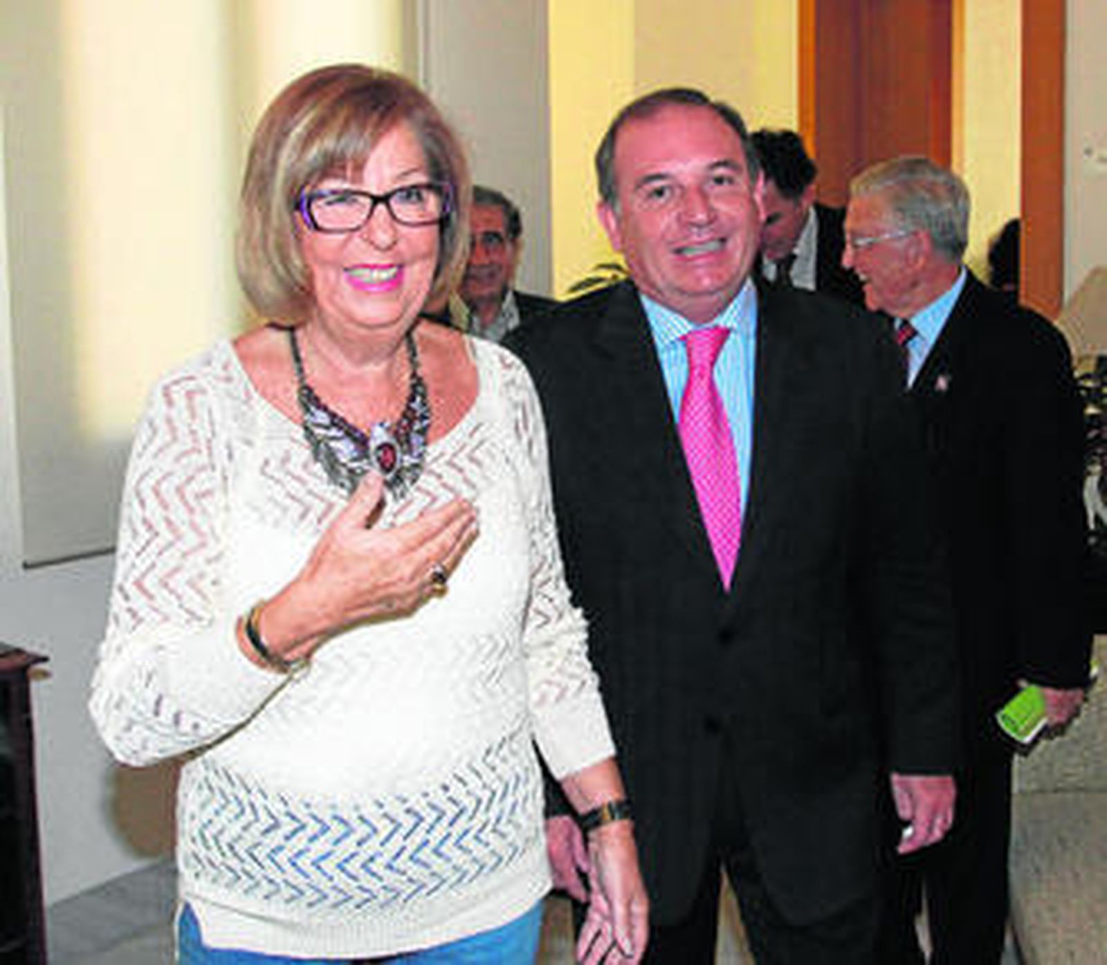 Adelaida de la Calle y Francisco Delgado Bonilla, ayer, tras la firma del acuerdo.
