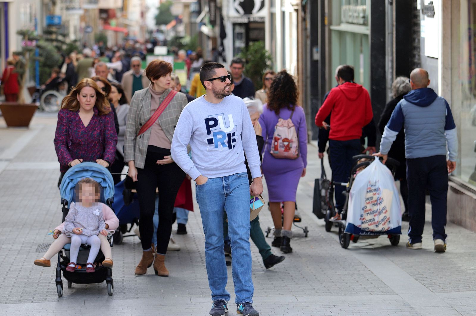 Imágenes del ambiente en la mañana de carnaval en Huelva