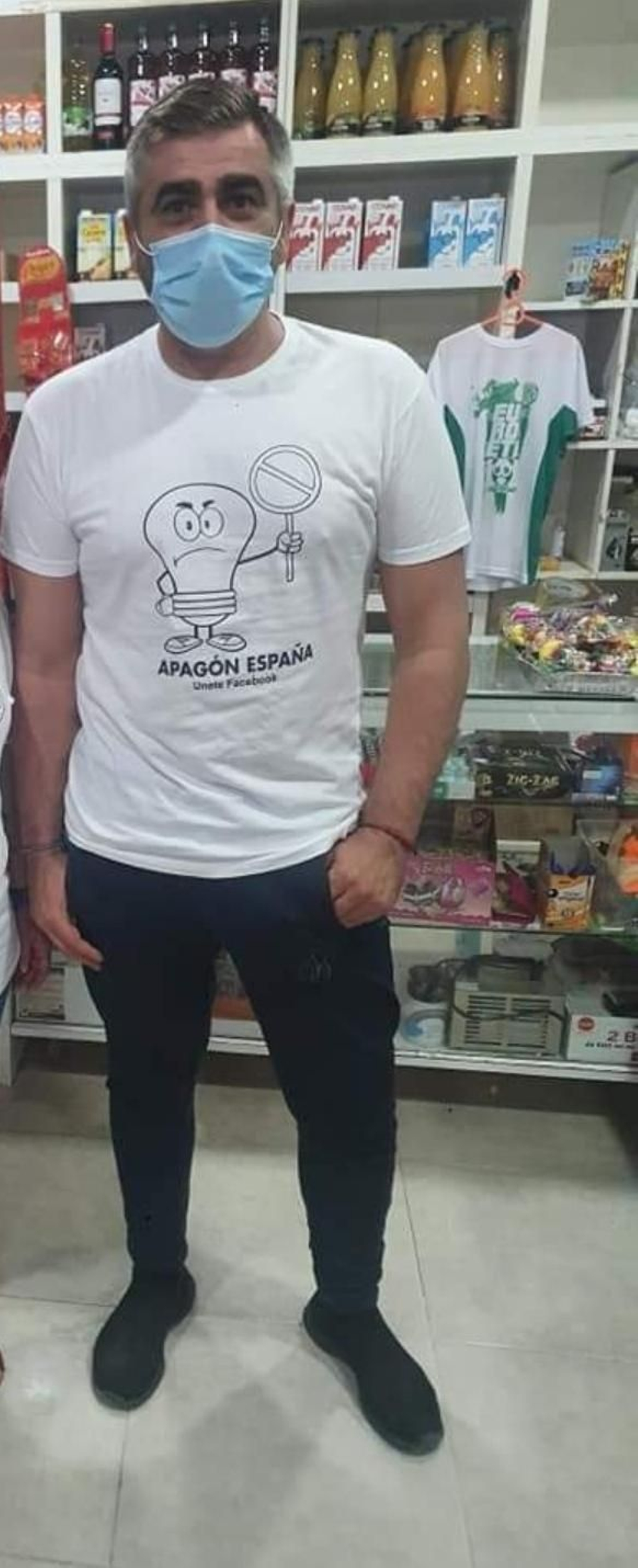 Miguel Pastrana en su tienda de Carmona.