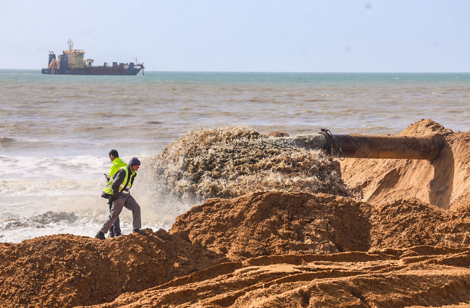 Fotografías del aporte de arena a la playa de Matalascañas