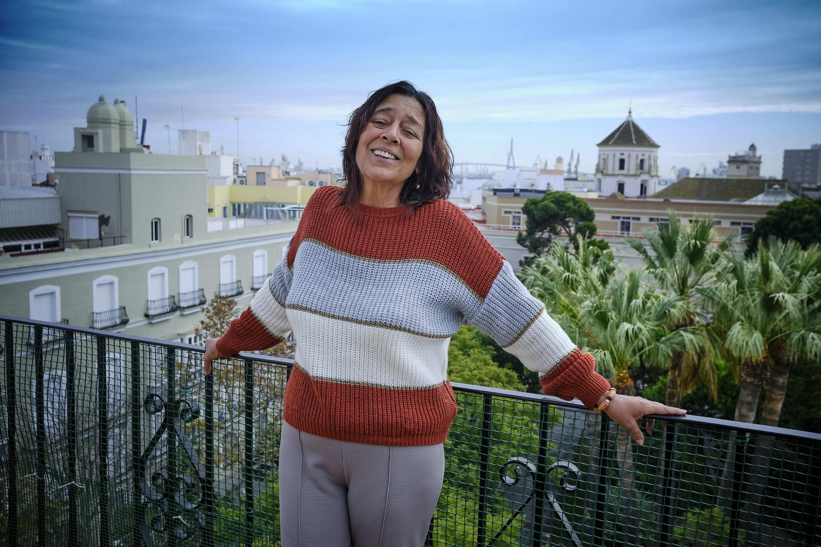 La profesora universitaria Inmaculada Díaz Narbona, con la plaza de Mina al fondo.