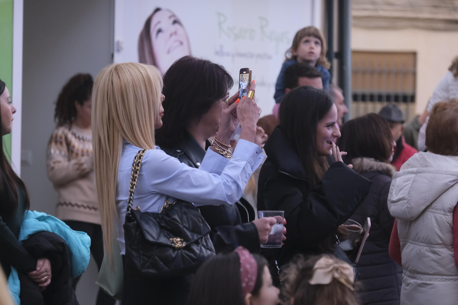 La gran fiesta de Pretardebuena en el barrio de la Viñuela de Córdoba, en fotografías