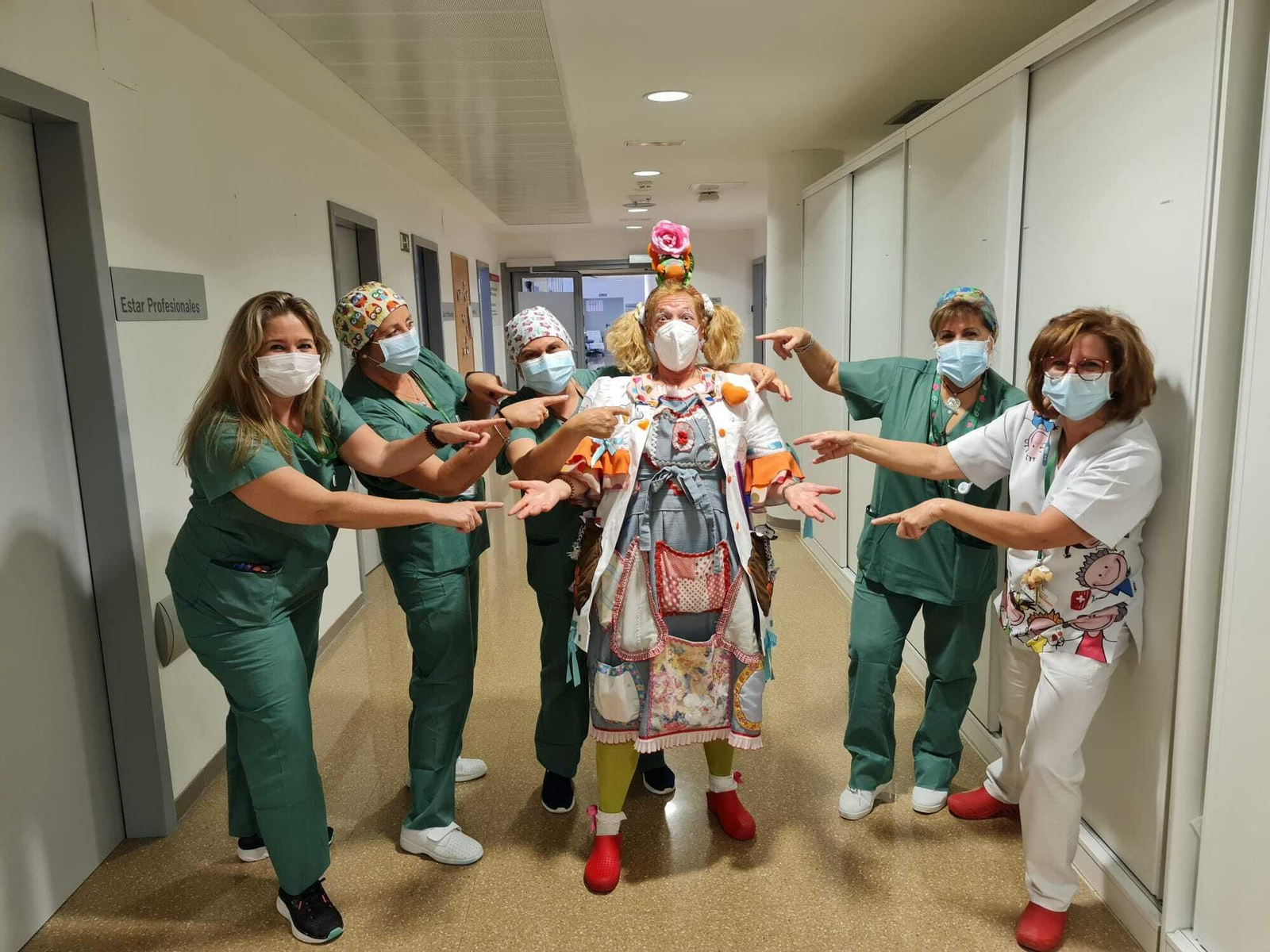 Visita de los Doctores Sonrisa al Clínico de Granada.