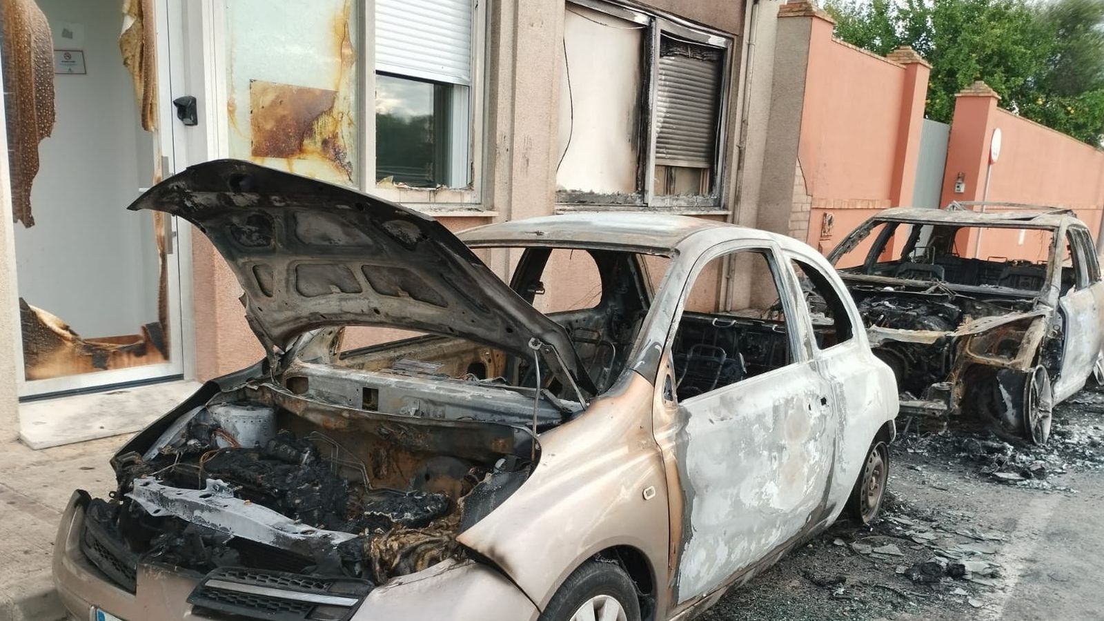Otra imagen de los dos coches quemados.