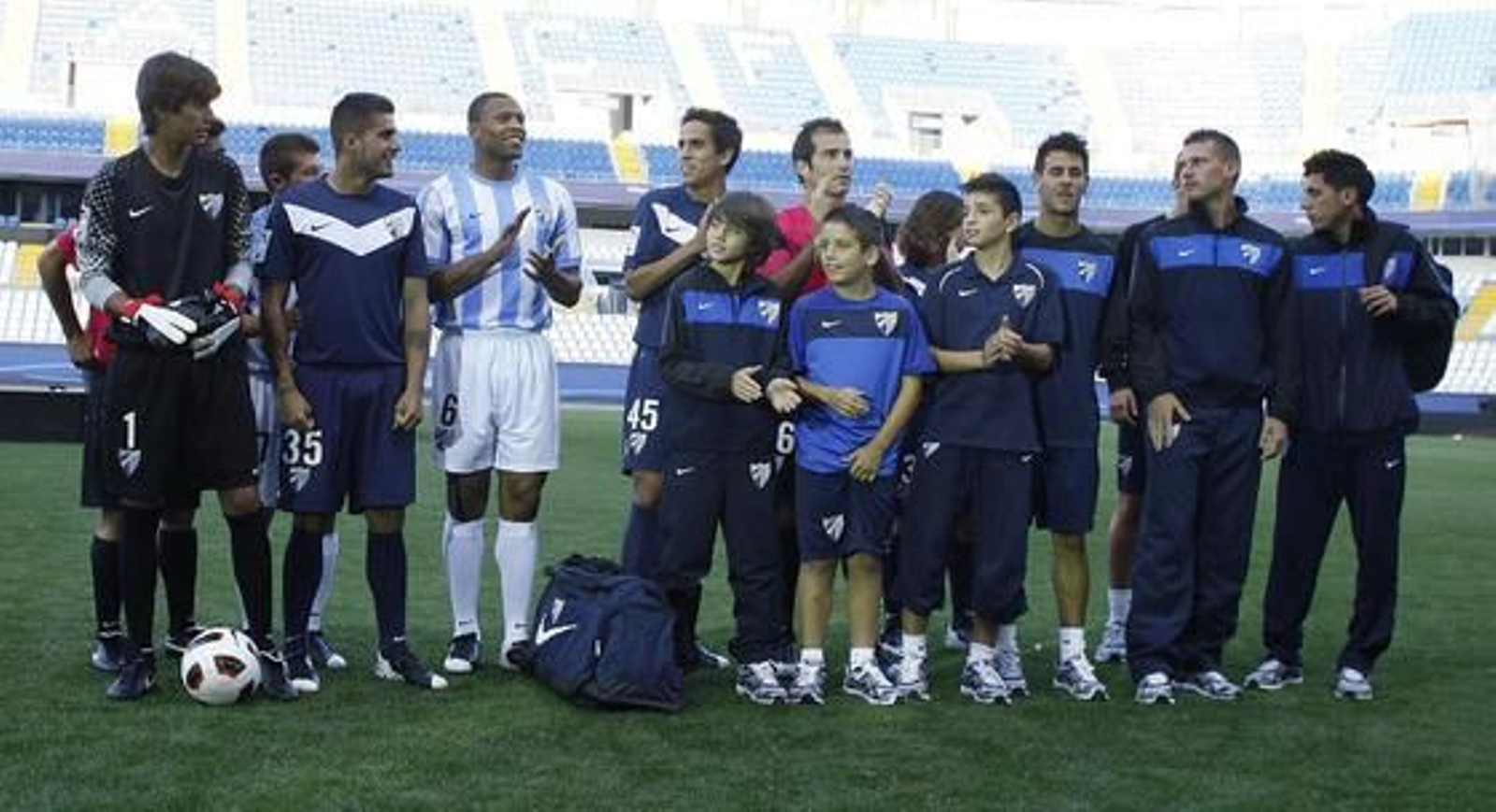 Presentación de la equipación del Málaga CF para la temporada 2011-12

Foto: Sergio Camacho