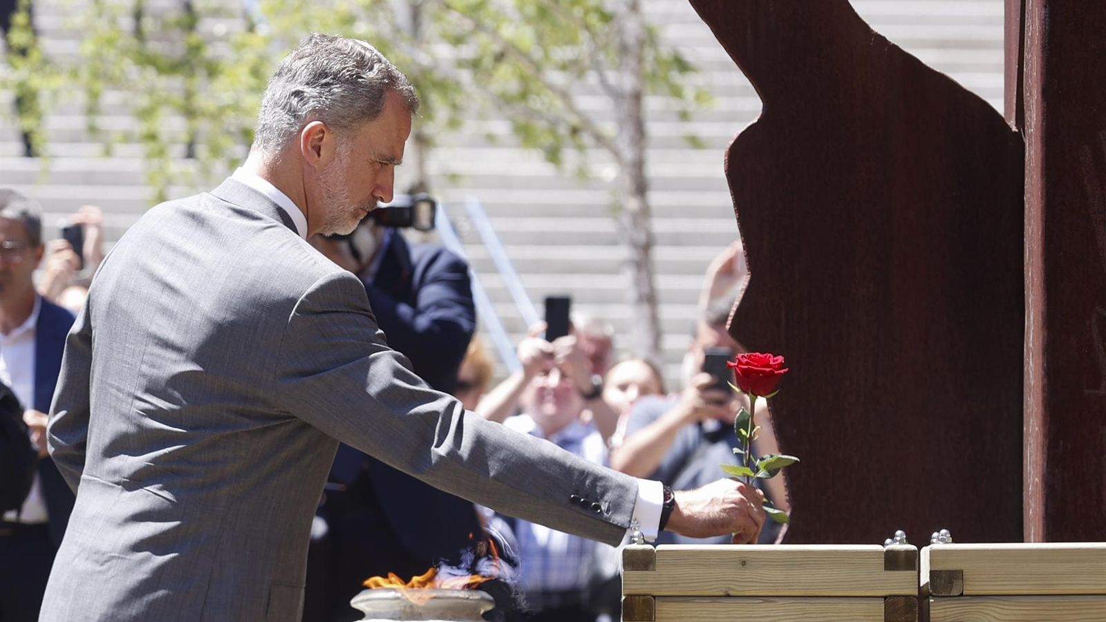 El Rey deposita una rosa en el monumento a las víctimas del terrorismo en Ermua.