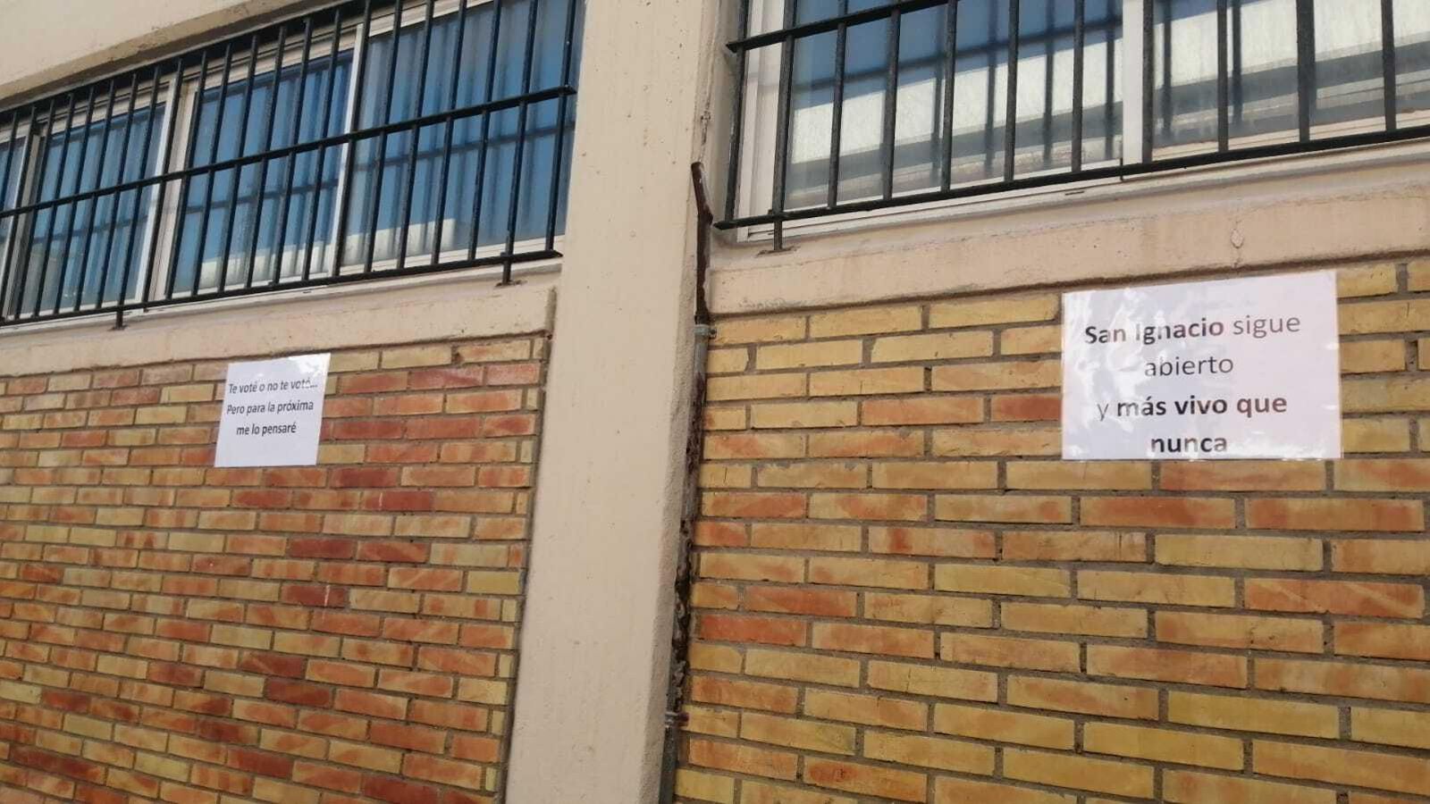 Carteles colocados en la fachada del colegio San Ignacio en señal de protesta. Carteles colocados en la fachada del colegio San Ignacio en señal de protesta.
