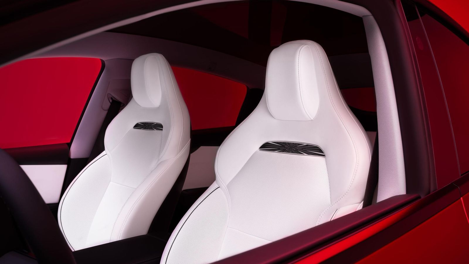 Los asientos son nuevos y cuentan con una inserción específica en su respaldo para identificar esta versión.