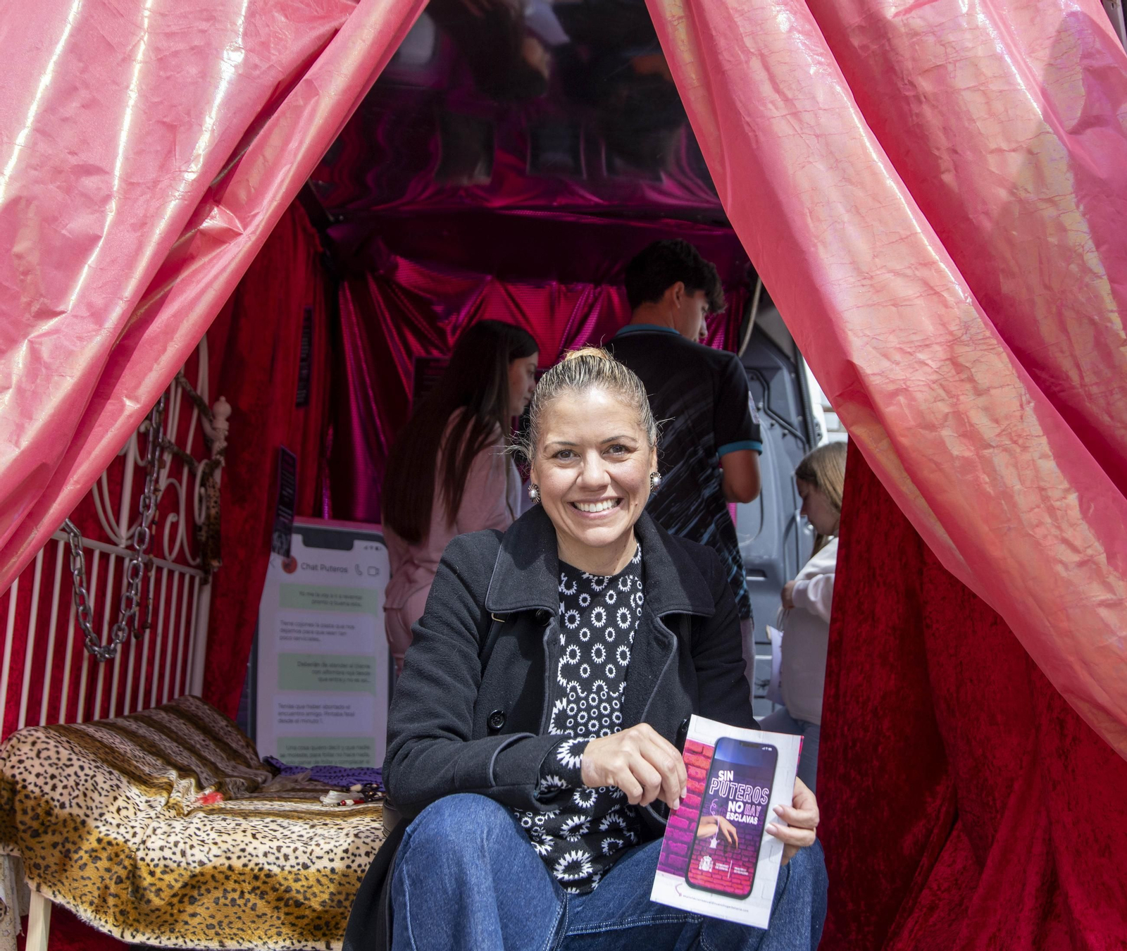 Sensibilización sobre la trata de mujeres en el IES Maestro Padilla de Almería, en imágenes